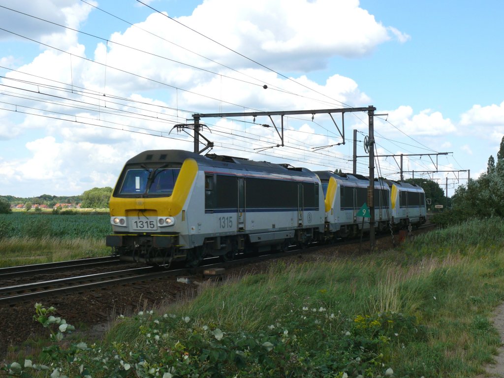 Lokzug bestehend aus 1315, 1330 und 1327 auf der grossen Schleife bei Ekeren. Aufgenommen am 17/07/2010.