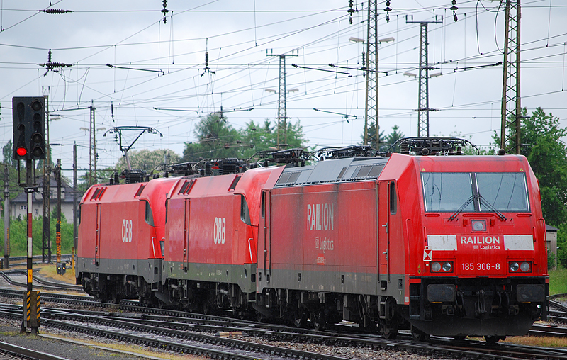 Lokzug bestehend aus 2x 1116 und 185 306 am 14.5.2010 den Passauer Ast aufwrts fahrend.