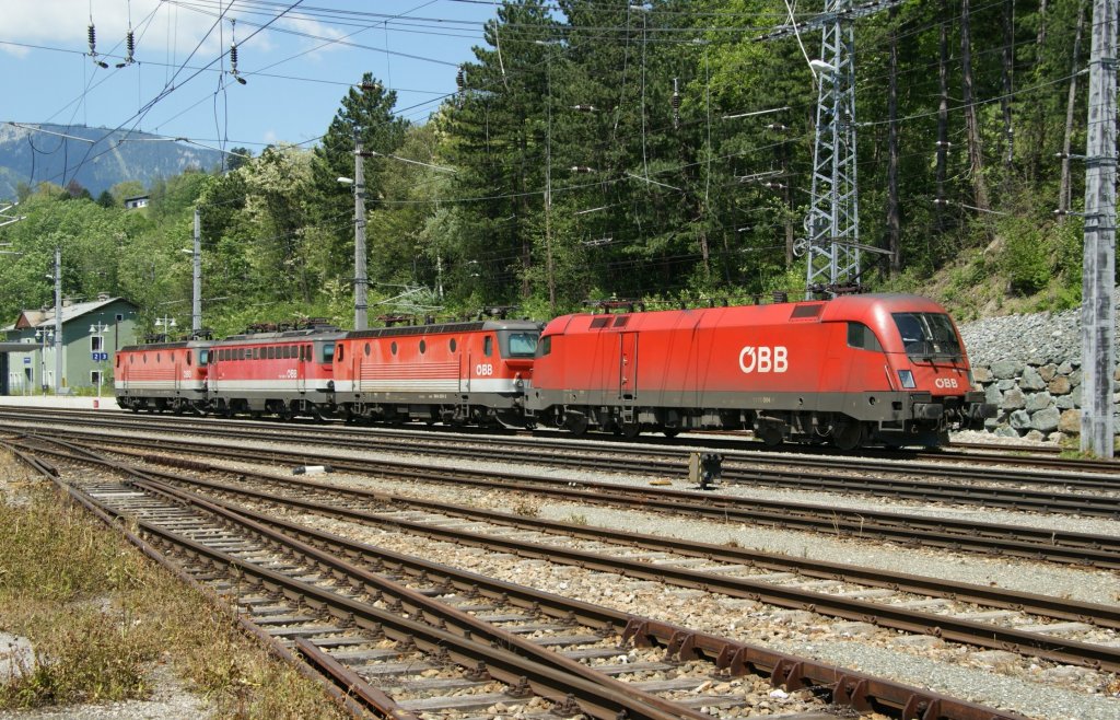 Lokzug mit der 1044 058 am Zugschluss, 1142 639, 1144 069 und der 1116 004 am Zuganfang. Payerbach-Reichenau am 6.5.2010
