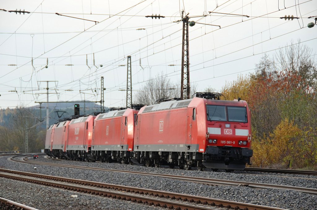 Lokzug mit 185 061-9 und 4 weitere Loks, mitunter BR 152 am Bahnhof Neustadt a.d. Aisch.