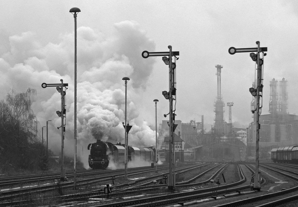 Lokzug mit 44 1486-8, 50 3708-0 und  41 096 am Zugschlu, sowie diversen Begleiterwagen und Wagen des  Salzlandexpress  von Stafurt zum Dampfloktreffen nach Dresden, 05.04.2013. Hier die Durchfahrt durch den Bahnhof Berburg/Anhalt. Auf Grund von rudigem Wetter in s/w.