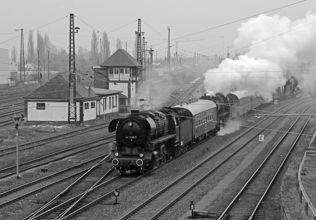 Lokzug mit 44 1486-8, 50 3708-0 und  41 096 am Zugschlu, sowie diversen Begleiterwagen und Wagen des  Salzlandexpress  von Stafurt zum Dampfloktreffen nach Dresden, 05.04.2013. Hier die Einfahrt in den Bahnhof Kthen/Anhalt. Auf Grund von rudigem Wetter in s/w.