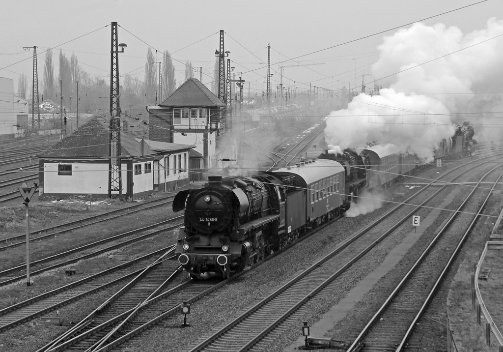 Lokzug mit 44 1486-8, 50 3708-0 und  41 096 am Zugschlu, sowie diversen Begleiterwagen und Wagen des  Salzlandexpress  von Stafurt zum Dampfloktreffen nach Dresden, 05.04.2013. Hier die Einfahrt in den Bahnhof Kthen/Anhalt. Auf Grund von rudigem Wetter in s/w.