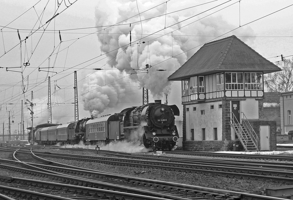 Lokzug mit 44 1486-8, 50 3708-0 und  41 096 am Zugschlu, sowie diversen Begleiterwagen und Wagen des  Salzlandexpress  von Stafurt zum Dampfloktreffen nach Dresden, 05.04.2013. Hier die Ausfahrt aus dem Bahnhof Kthen/Anhalt. Auf Grund von rudigem Wetter in s/w.