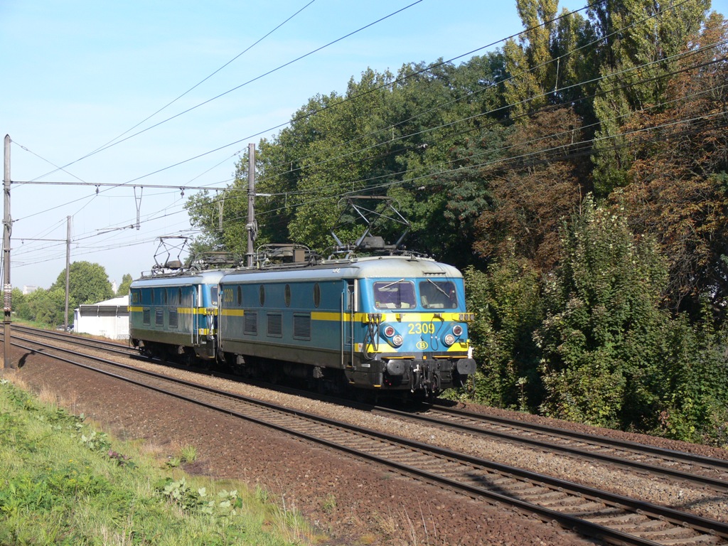 Lokzug mit hle 2309 & 2375, Aufnahme am 09.10.2009 in Mortsel