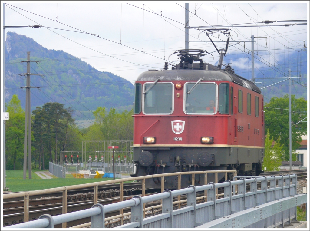Lokzug mit Re 4/4 II 11238 erreicht Ladquart. (04.05.2010)