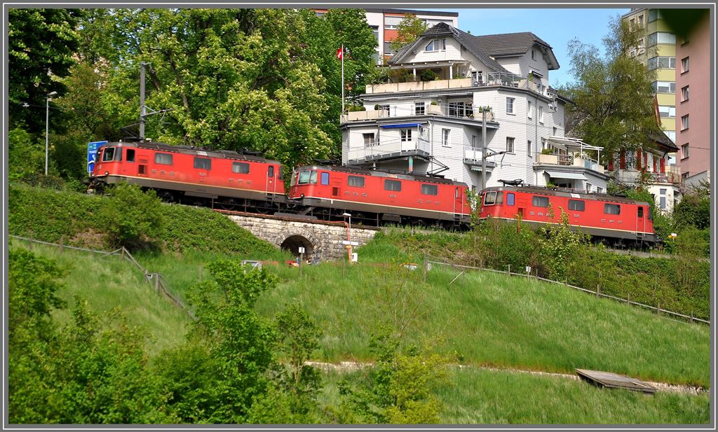 Lokzug nach Schaffhausen mit Re 4/4 II 11319, Re 4/4 III 11370 und Re 4/4 II 11321 beim Rheinfall. (07.05.2013)