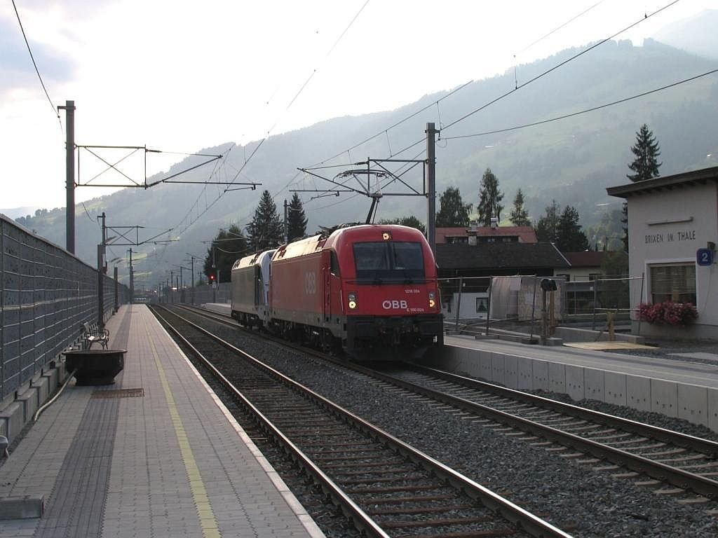 Lokzug Wrg-Kitzbhel mit 1216 024 und 1216 025 auf Bahnhof Brixen im Thale am 28-8-2008.