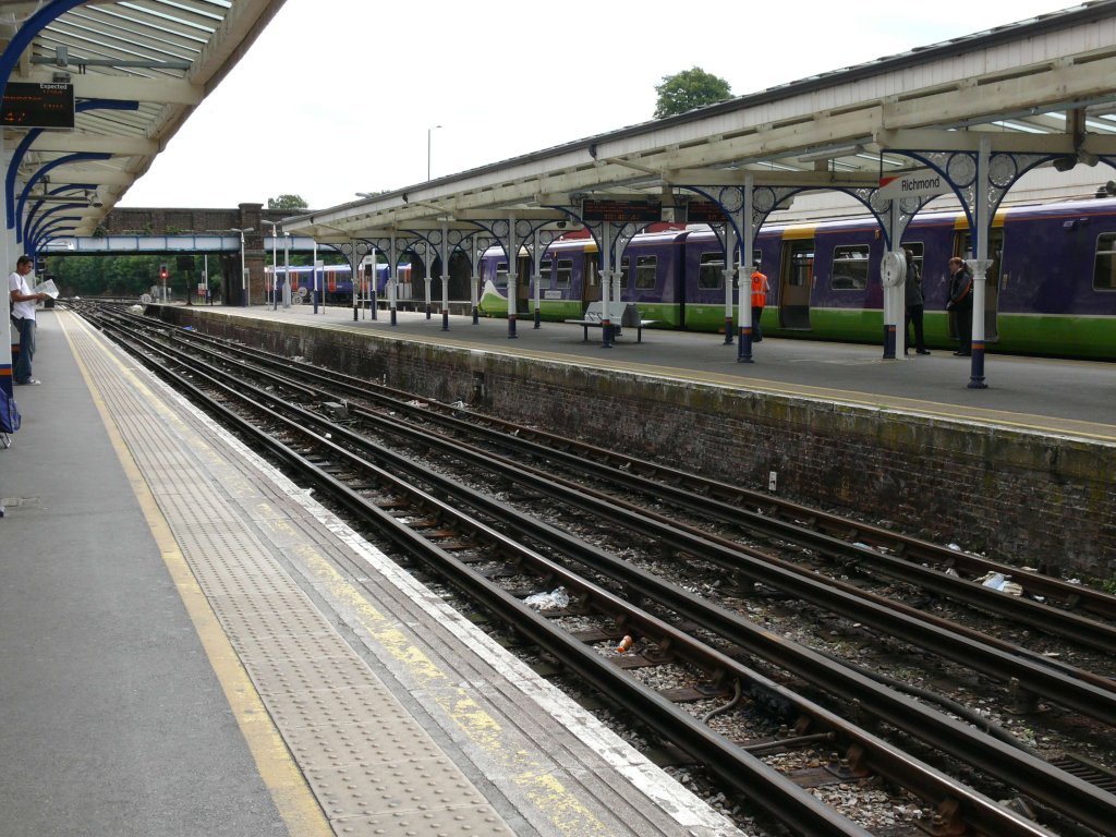 London-Richmond am 16.07.2009, Bahnhof fr Vorortzge der'London Overground', gut zu sehen die stromfhrenden 'Live Rails'