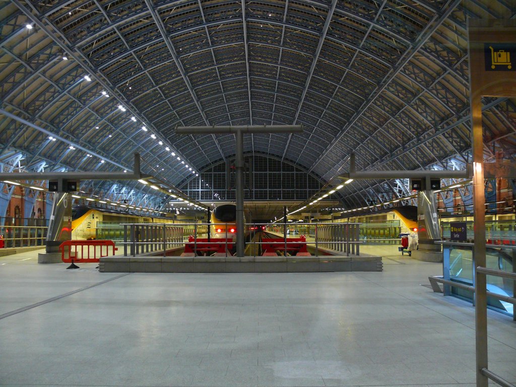 London St. Pancras International, 20.04.2011. Die Empfangshalle ist den Eurostar-Z�gen vorbehalten. Nationale Z�ge fahren von 4 Gleisen au�erhalb der Halle (in Blickrichtung links) ab. 