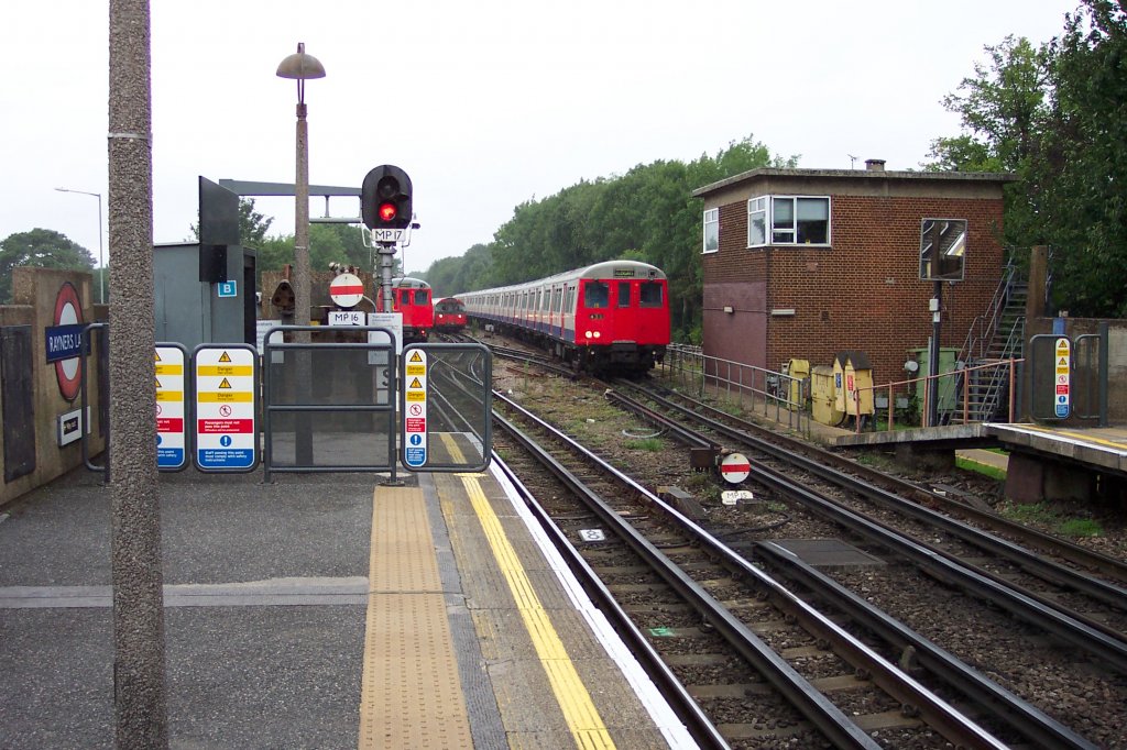 London, Underground-Station Rayners Lane - Zwei A Stock Z�ge der Metropolitan Line rahmen einen 1973 stock train der Piccadilly Line ein.