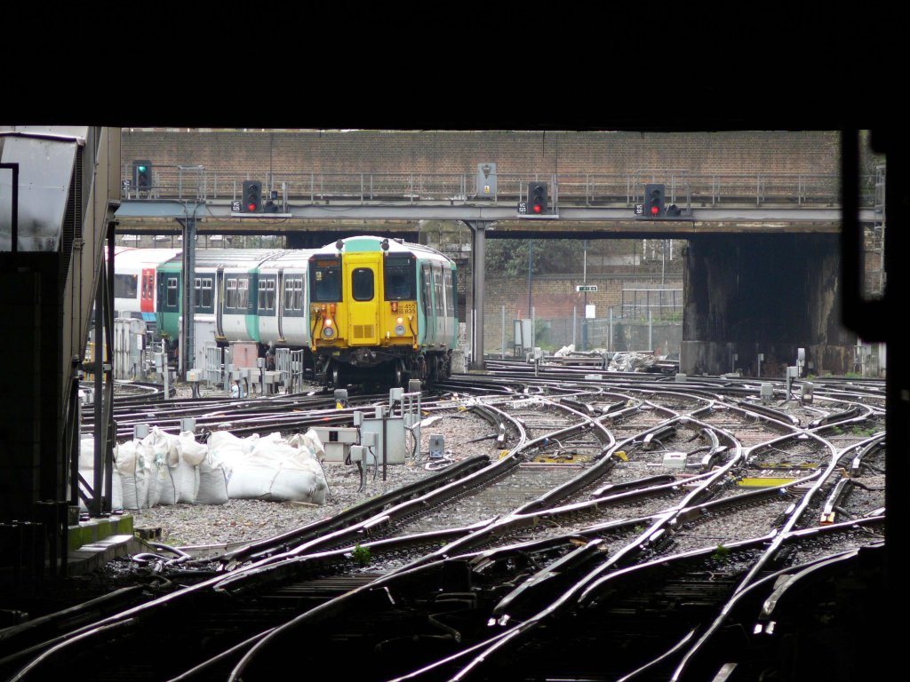 London Victoria - Einfahrt eines Vorortzuges der London Overground am 29.03.2010