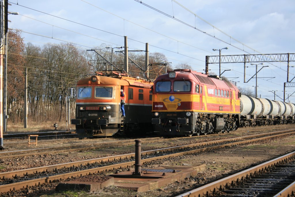 LOTOS/Rail Polska M62M 009 und LOTOS/STK 181 039-9 am 24.11.09 im Bahnhof Czerwinsk