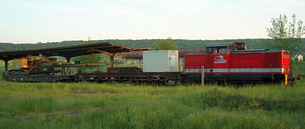 LOTRAC 7 mit einer Waggonramme der Balfour Beatty Rail GmbH auf der Fahrt nach Karsdorf, beim Kreuzungshalt in Laucha (Unstrut); 13.05.2008