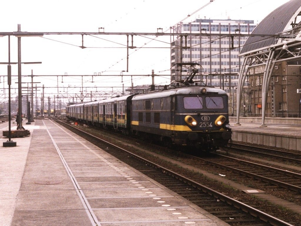 Lovers-Loks 2554 und 2556 (hinter). gemietet von die NMBS, mit Keukenhofexpress Amsterdam CS-Lisse auf Bahnhof Amsterdam Centraal am 27-3-1998. Bild und scan: Date Jan de Vries.