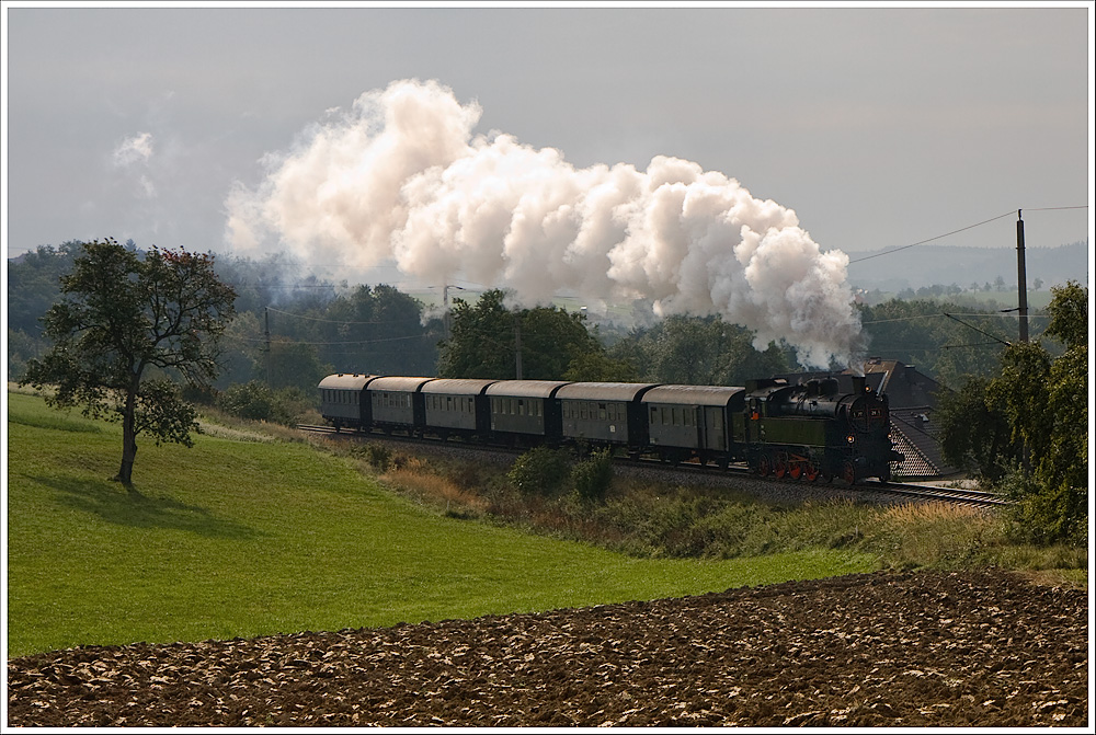 LP19042 mit der 77.28 auf dem Weg nach Summerau nahe der Hst. Schlo Haus am 17.9.2011.