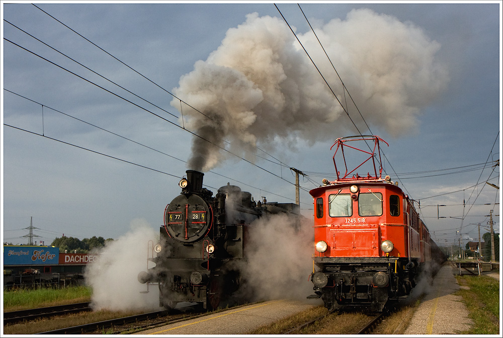 LP19042(77.28) & SGAG 96276(1245.518 + 1141.21) im Bahnhof Steyregg am 17.9.2011
