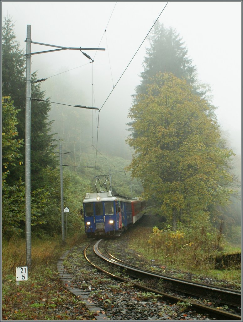 LSE IR auf der Zahnstangenfahrt Richtung Luzern bei Grünenwald am 18. Okt. 2010. 
Ab Fahrplanwechsel werden die Züge durch einen neune Tunnel geleitet und die Landschaftliche reizvolle Abschnitt hier wird nicht mehr befahren.
