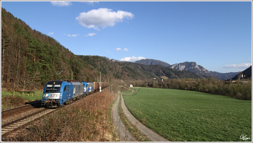 LTE 1216 910 und Adria Transport 1216 921 ziehen einen Innofreight Hackschnitzelzug von Gratkorn in Richtung Bruck an der Mur.
Pernegg 28.3.2012