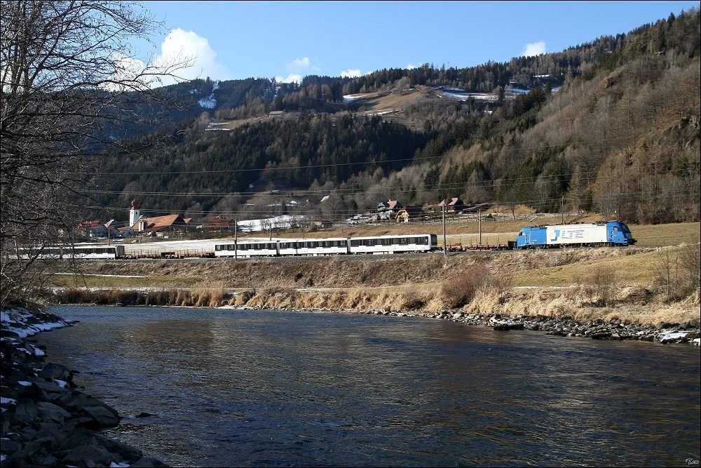 LTE 1216 910 fhrt mit SGAG 48085, bestehend aus zwei Metro Roma Garnituren, von Tarvisio nach Breclav. 
St.Georgen 21.02.2010 