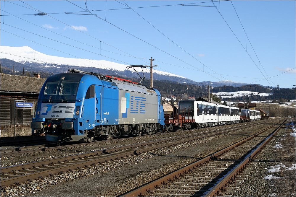 LTE 1216 910 f�hrt mit SGAG 48085, bestehend aus zwei Metro Roma Garnituren, von Tarvisio nach Breclav.
Mit den Seetaler Alpen im Hintergrund konnte ich diesen Zug im Bahnhof Neumarkt ablichten.Ein Dankesch�n nochmals an die Vormelder :O)
21.02.2010
