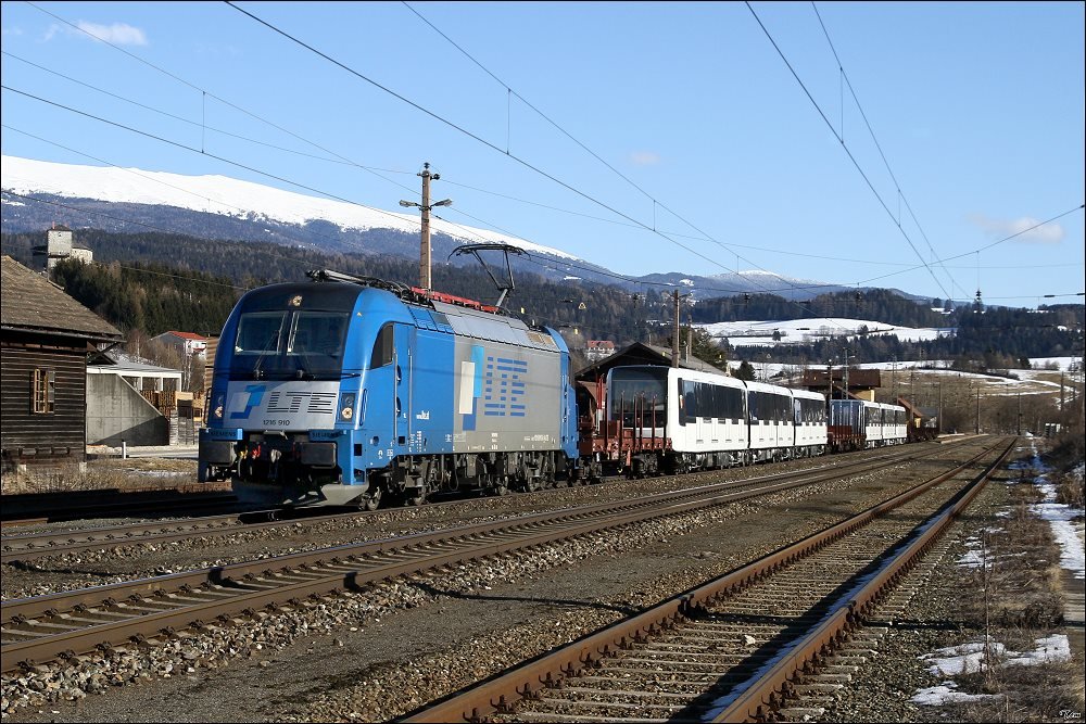 LTE 1216 910 fhrt mit SGAG 48085, bestehend aus zwei Metro Roma Garnituren, von Tarvisio nach Breclav. Mit den Seetaler Alpen im Hintergrund konnte ich diesen Zug im Bahnhof Neumarkt ablichten.
21.02.2010 