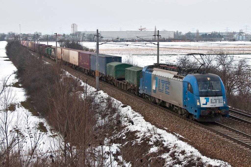 LTE 1216 910, unterwegs mit einem Containerzug Richtung Osten. Die Aufnahme entstand am 16.02.2013 zwischen Himberg und Gramatneusiedl.