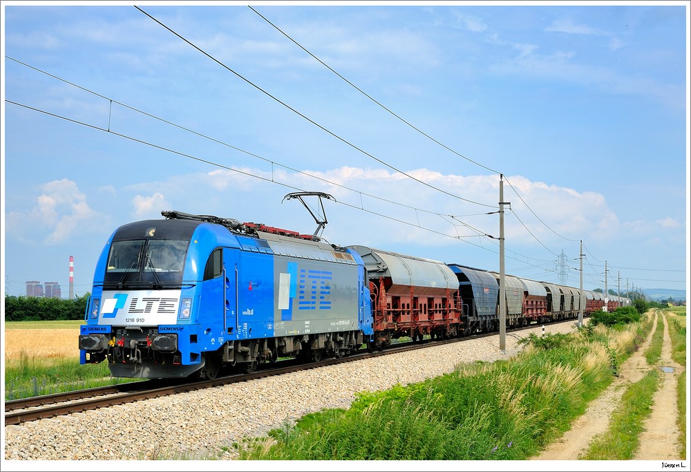LTE 1216.910 mit einem GZ von Hegyeshalom nach Passau; Nahe Trasdorf/Tullnerfeld, 26.6.2010