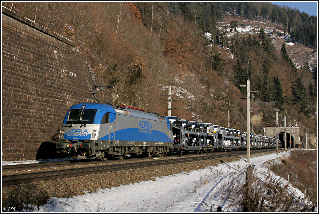 LTE 1216.921  ADRIA TRANSPORT  fhrt mit Autozug SGAG 49483 von Breclav nach Jesenice und konnte kurz nach der Durchfahrt durch den Galgenbergtunnel bei St.Michael festgehalten werden, 30.12.2010