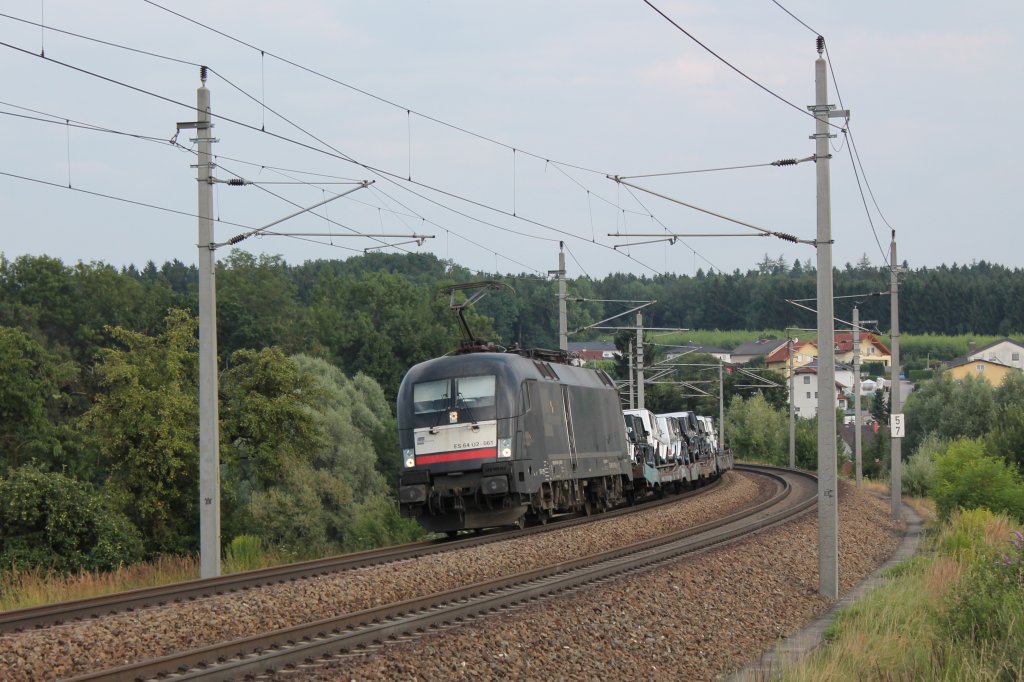 LTE 182.961 (ES64U2-061) mit einem Rang-Rover Autozug in Haiding am 24.7.2013