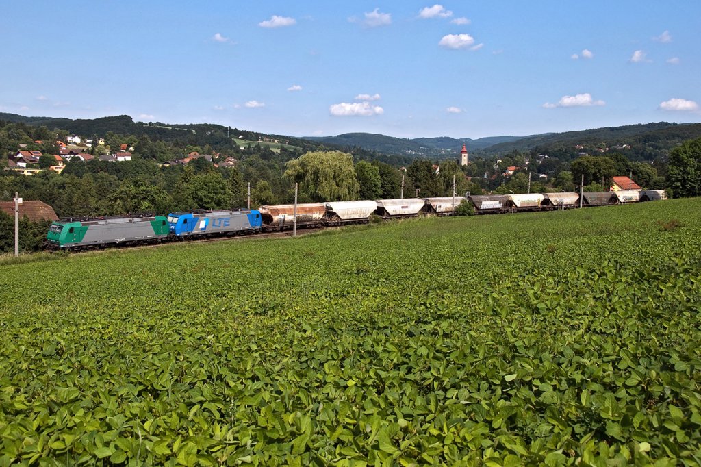 LTE 185 517 und 529 mit einem Getreidezug Richtung Westen. Die Aufnahme entstand am 11.06.2011 zwischen Hofstatt und Neulengbach Stadt um 16.37.