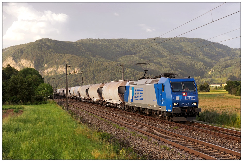 LTE 185 528 brachte am 12.6.2010 den Kaolinzug 48983 von Antwerpen nach Gratkorn. Die Aufnahme entstand 2 Minuten, nachdem die Sonne hinter den Hgeln verschwand in Deutschfeistritz.