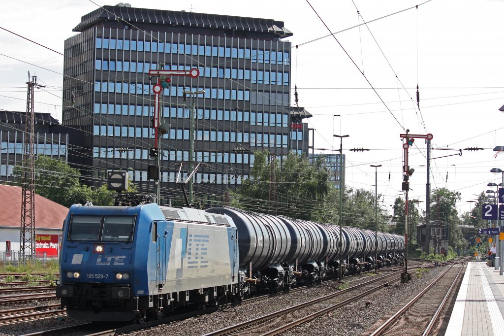 LTE 185 528  Hermine  am 29.8.12 mit einem Kesselzug nach Duisburg Ruhrort Hafen bei der Durchfahrt durch Dsseldorf-Rath.