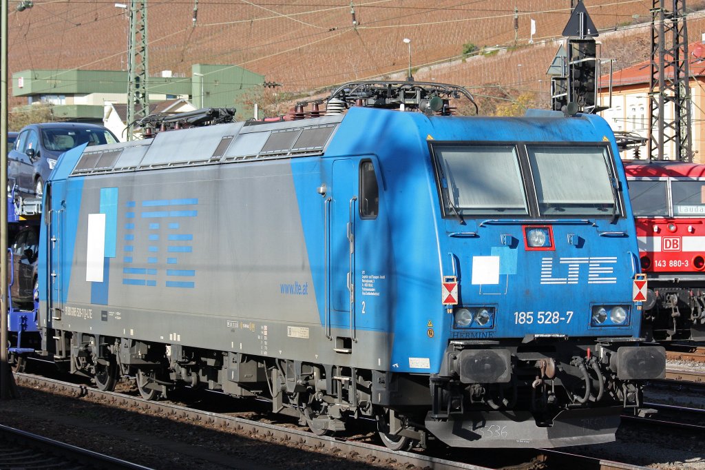 LTE 185 528  Hermine  am 2.11.12 am Zugschluss eines Autozuges gezogen von WLB 1216 953 in Wrzburg Hbf.