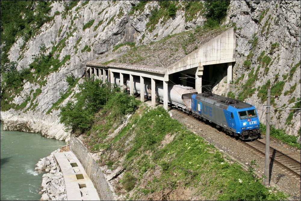 LTE 185 528  Hermine  fhrt mit dem Kaolinzug SGAG 48983 von Passau nach Gratkorn.Zu meiner Freude kam der Zug am 12.6.2010 wieder einmal durchs Gesuse, wo ich ihn bei der Ausfahrt aus dem Wandau Tunnel nahe Landl ablichten konnte.