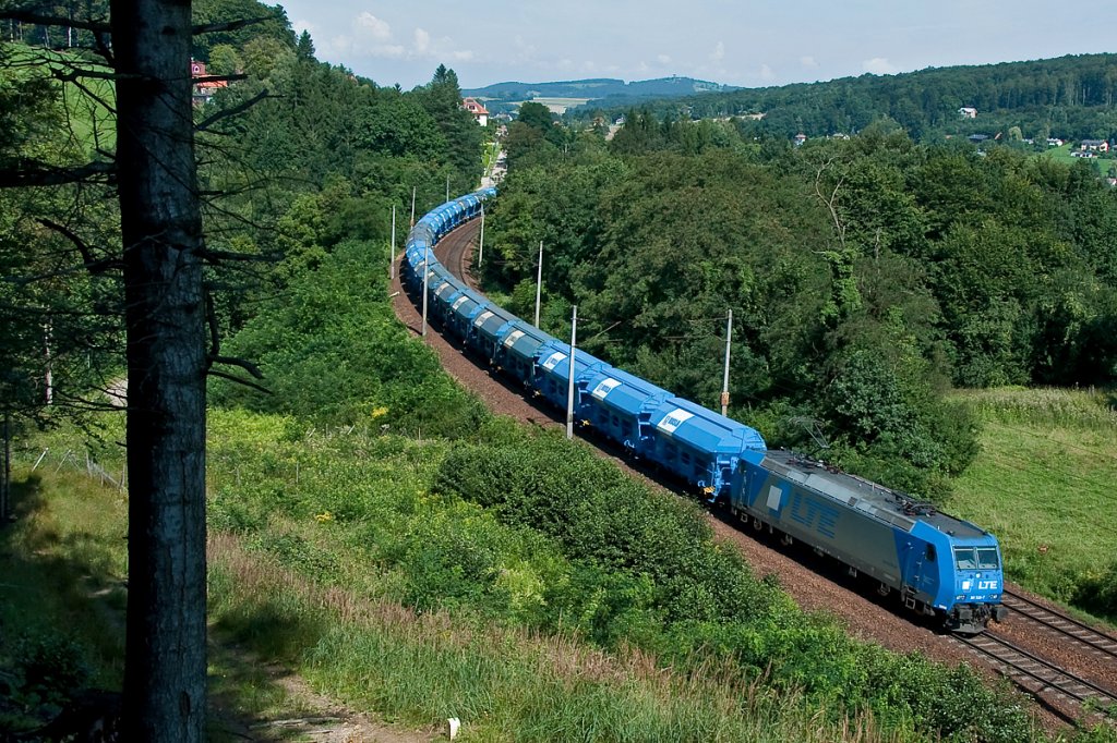 LTE 185 528 ist mit einem DUSLO-Ganzzug zwischen Eichgraben-Altlengbach und Rekawinkel unterwegs. Die Aufnahme entstand am 05.08.2011.