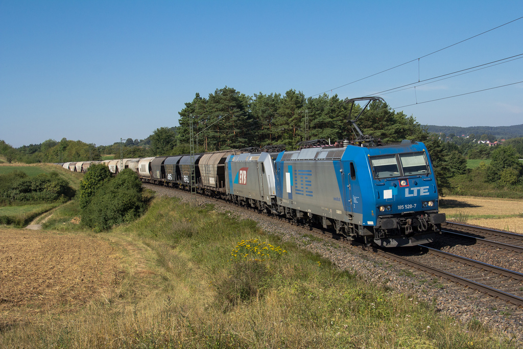 LTE 185-528 mit einer weiteren Lok der Baureihe 185 der EVB im Schlepp bei Eglwang an der KBS 880.(18.8.2012)