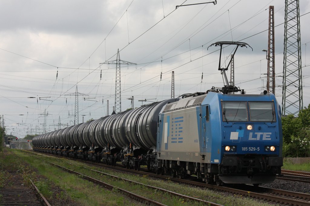 LTE 185 529  Michaela  am 15.5.12 mit einem aus neuen Kesselwagen bestehenden Kesselzug bei der Durchfahrt durch Ratingen-Lintorf.