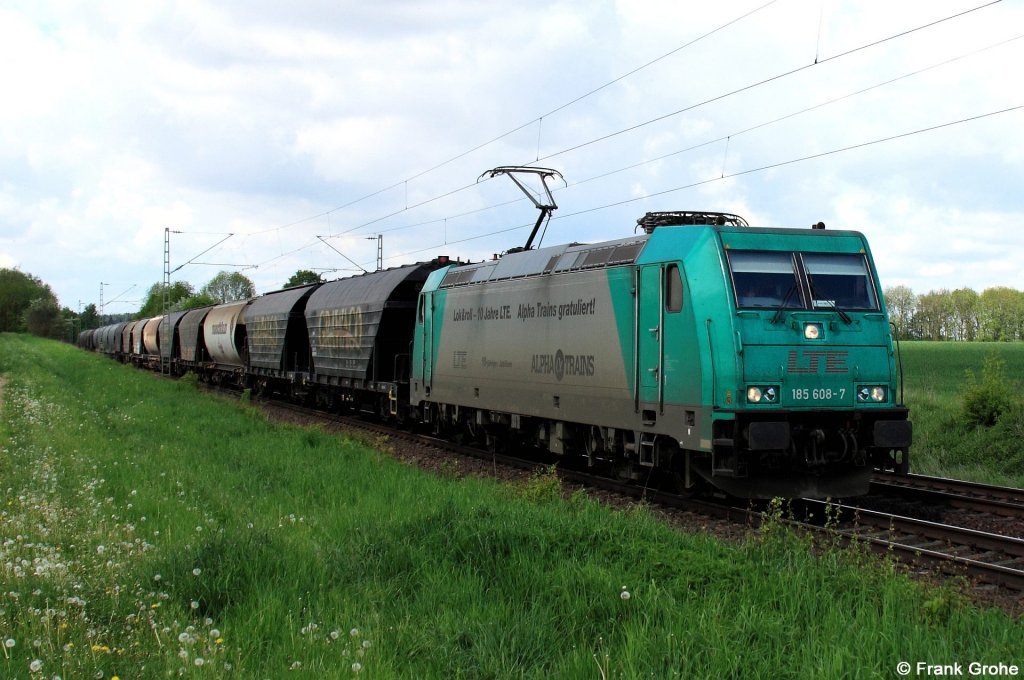 LTE 185 608-7   Lok & roll - 10 Jahre LTE. Alpha Trains gratuliert!   vor Gterzug Richtung Passau, KBS 880 Nrnberg - Passau, fotografiert bei Radldorf am 07.05.2012