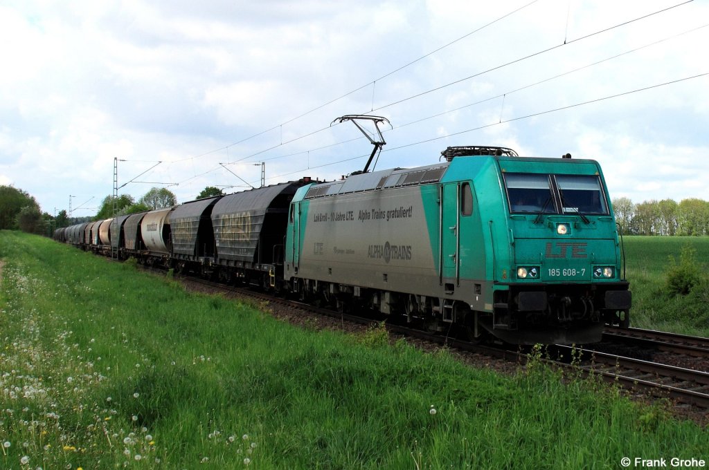LTE 185 608-7   Lok & roll - 10 Jahre LTE. Alpha Trains gratuliert!   vor Gterzug Richtung Passau, KBS 880 Nrnberg - Passau, fotografiert bei Radldorf am 07.05.2012