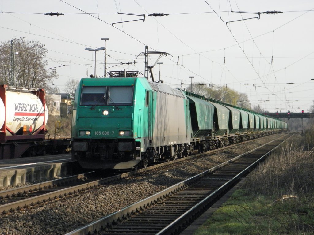 LTE 185 608-7 mit einem Getreidezug in Beuel am 22.3.2011. Gru an den Tf !!