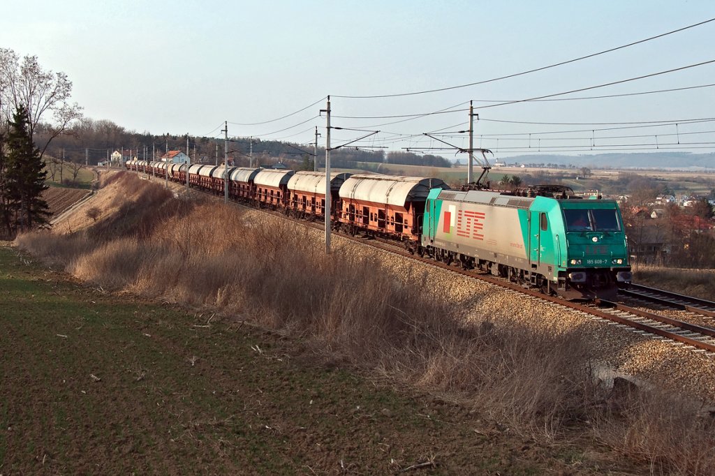 LTE 185 608 im letzten Sonnenfenster des 18.03.2012 Richtung Wien, bei B�heimkirchen.