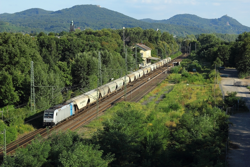LTE 185 673-1 mit einem Getreidezug in Bonn-Oberkassel am 1.9.2012 