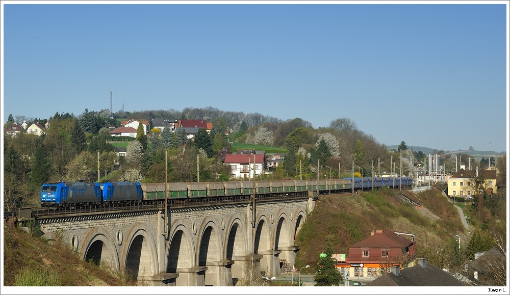 LTE 185.528 und 185.524 mit dem 47321 am Viadukt in Neulengbach; 10.4.2011
