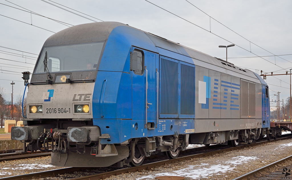 LTE 2016 904 Hercules mit lehren Containerzug wartet in Pragersko fr Weiterfahrt Richtung Hafen Koper. / 21.12.2011