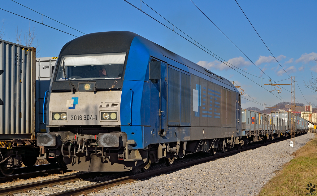 LTE 2016 904 mit Containerzug bei fahrt durch Maribor-Tabor (und Gru zurck zum freundlicher Lokfhrer). / 13.01.2012