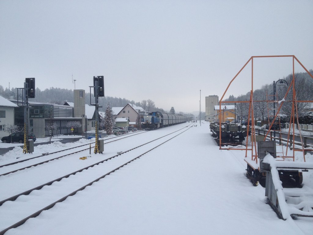LTE 2170.001 mit dem leer Perlkieszug, von der Baustelle des Koralmtunnels, retour nach Graz-Kflacherbahnhof beim Halt im Bahnhof Lannach. Hier musste der Zug die Kreuzung mit R 8507 abwarten welcher in wenigen Minuten von Lieboch kommend in Lannach ankommt.