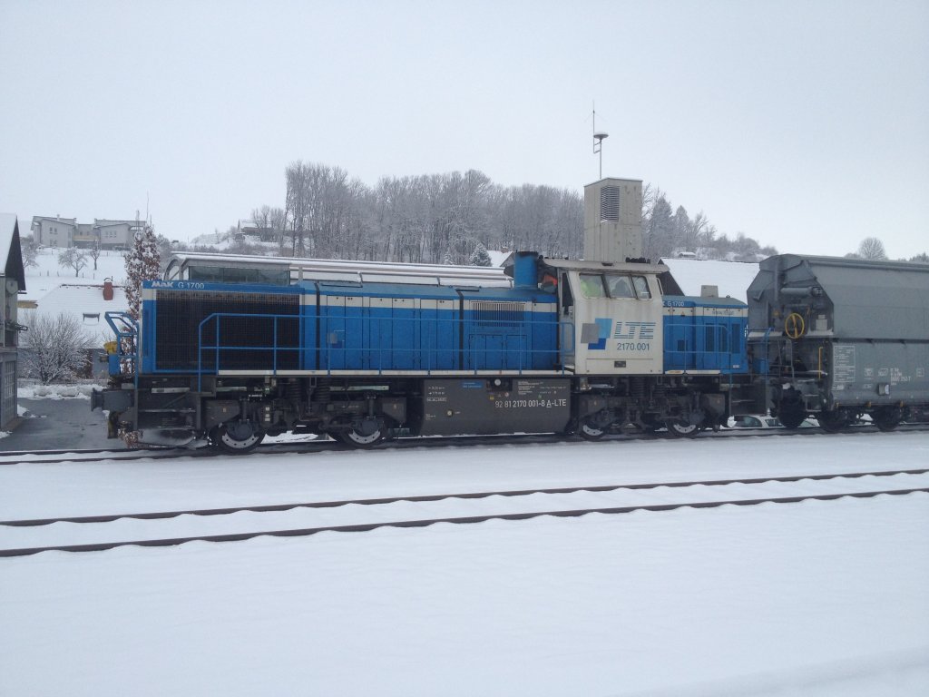 LTE 2170.001 vor dem leer Perlkieszug, von der Baustelle des Koralmtunnels, retour nach Graz-Kflacherbahnhof hier beim Halt im Bahnhof Lannach. 2170.001 von der LTE ist baugleich der GKB 1700.1.