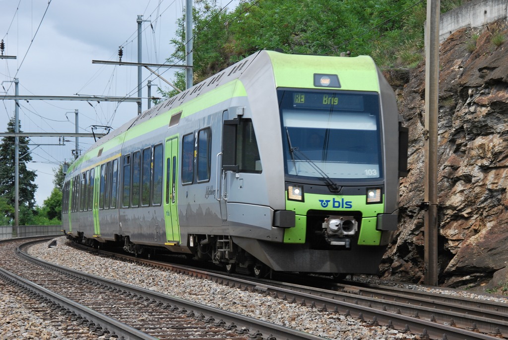 Ltschberger RABe 535 103 der BLS als RE nach Brig beim Bahnhof Lalden am 20. Juli 2011.