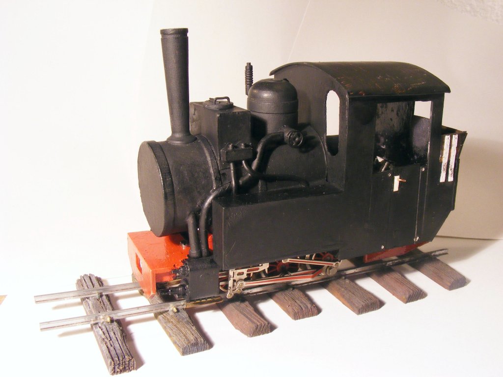 Lucy - 600mm Feldbahn-Dampflok im einem Herstellerwerk an der Sieg. Heute schien die Sonne, da durfte sie an die frische Luft und wir waren mit der Kamera dabei(1).